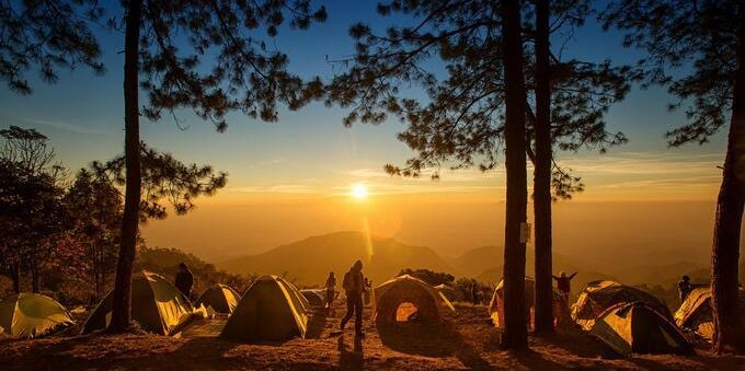La pandemia cambia le preferenze turistiche: gli svizzeri scelgono il campeggio