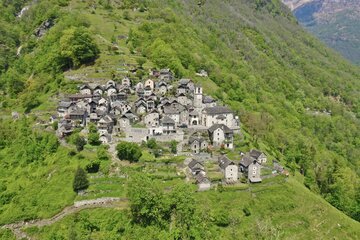 Corippo, il borgo più piccolo della Svizzera diventato albergo: come 6 milioni di franchi hanno riportato gli ospiti in un villaggio di 800 anni (e quanto costa dormirci)