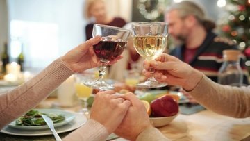Prepariamoci a bere più champagne. Il vino fermo (bianco e rosso) costa sempre di più