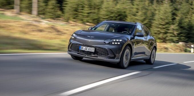 Vendite in calo per le auto nuove nel 2022. L'Auto svizzera dell'anno 2023 è la Genesis GV60