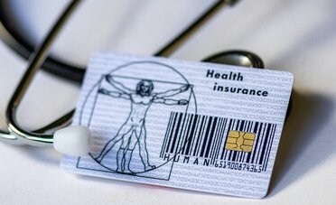 Cassa malati, ultimi giorni per cambiare: la disdetta entro il 30 giugno fa risparmiare già dal 1° luglio (ma occhi aperti, nel 2027 i premi salgono fino al 5%)