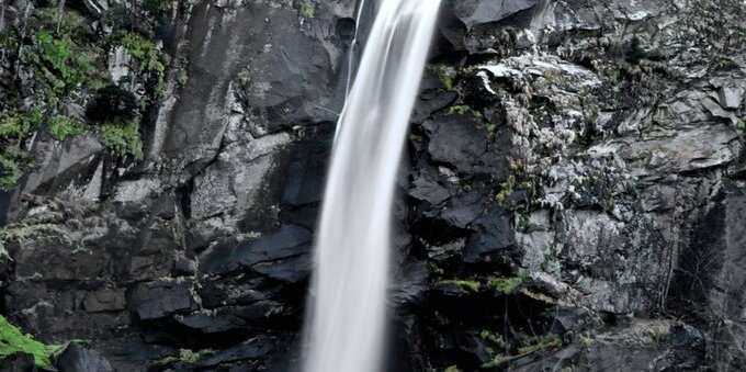 Foroglio, il villaggio svizzero senza elettricità sotto una cascata di 110 metri: cosa vedere in Val Bavona da maggio (e quanto costa davvero un weekend dal Ticino in postauto)