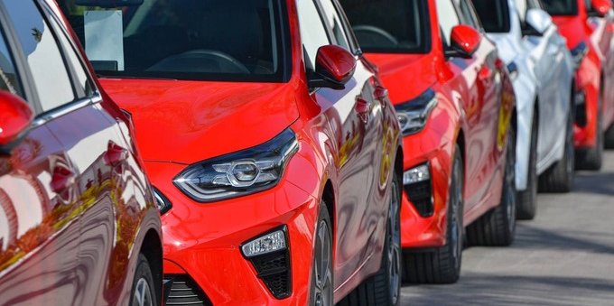 Mercato dell'auto, Svizzera in ripresa: oltre la metà delle vetture nuove sono elettriche