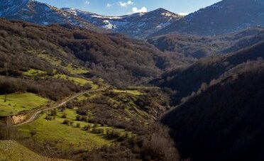 Monte Generoso, il vertice del Mendrisiotto a 72 CHF: 40 minuti di cremagliera, il «Fiore di pietra» di Botta e la vista che arriva fino al Po (e da 175 CHF la famiglia ci sale tutto l'anno)