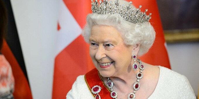 Il mondo dice addio alla regina Elisabetta, il figlio Carlo suo successore