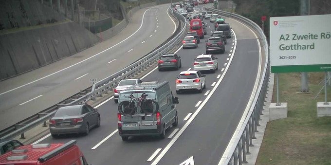 Il traffico di Pasqua: al Gottardo i chilometri di coda salgono a 19