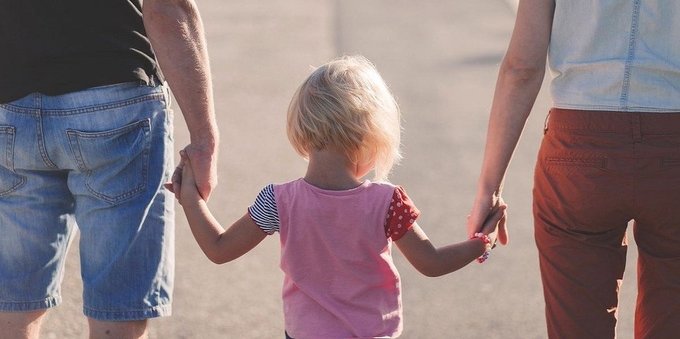 Stop agli assegni familiari, frontalieri nel caos: ecco chi li blocca e se può farlo