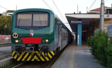 Più treni Ticino-Lombardia: una corsa ogni 30 minuti sulla Milano-Locarno e biglietti integrati, ecco cosa cambia per chi pendola