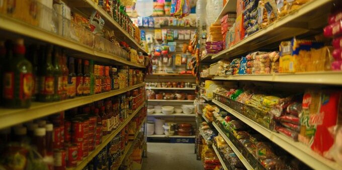 Fare la spesa in Italia dalla Svizzera: la guida pratica alla dogana in 7 punti (dalla franchigia di 150 CHF ai limiti su carne, vino e sigarette)
