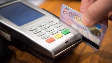 Carte prepagate e di credito, quali sono le preferite dagli svizzeri? Amore e odio per i conti su smartphone