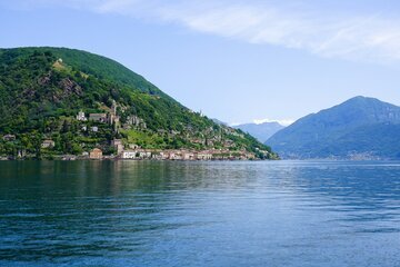 Morcote, il borgo più bello della Svizzera è a 20 minuti da Lugano in battello: parco botanico gratuito, chiesa medievale e pranzo sul lago — ecco quanto si spende davvero