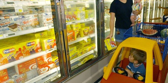 Migros, Coop, Aldi e Lidl si fanno la guerra dei prezzi: pane a 1 franco e carne più giù, ecco cosa cambia per il carrello della spesa in Ticino