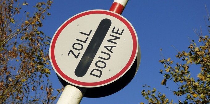 In Italia percepiva 18mila euro di disoccupazione e intanto in Svizzera lavorava a 3500 franchi al mese. Denunciato