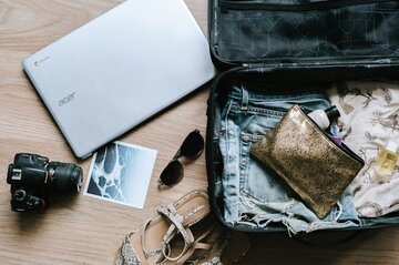 Assicurazione di viaggio per le vacanze: cosa copre davvero la cassa malati all'estero (e i 5 controlli da fare prima di partire)