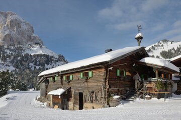 La Via Alta del Sole: il nuovo sentiero di cresta che unisce Leventina e Blenio in 5 tappe (e quanto costa dormire nei rifugi lungo il percorso)