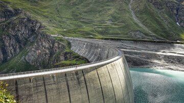 Crisi energetica, in arrivo un mega centro solare sulla diga nei Grigioni al confine con l'Italia