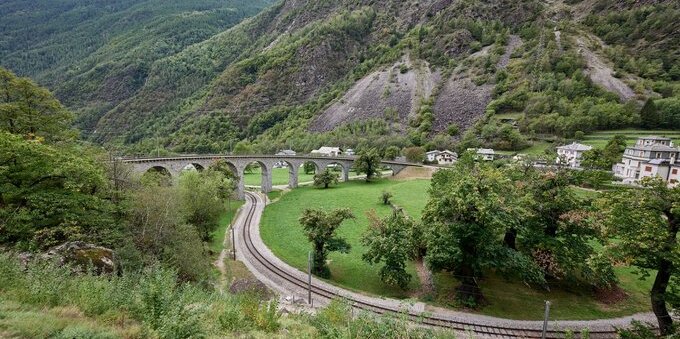 Il Trenino Rosso del Bernina, la ferrovia UNESCO che parla italiano: 5 fermate da non perdere (e quanto costa davvero la gita nel 2026)