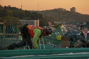 Caldo e lavoro in Ticino: i tuoi diritti sotto la canicola e la battaglia sullo stop cantieri a 33 gradi