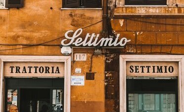 Affittare un negozio in Lombardia di confine: la guida 2026 in 7 passi per chi vive in Ticino