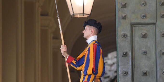 Guardia svizzera sviene durante l'udienza del Papa