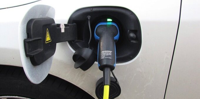Automobili nuove a novembre: il 51% sono ibride o elettriche