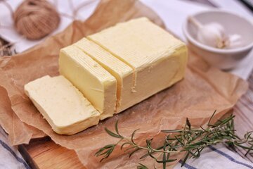 In Svizzera il latte si trasforma in formaggio, ma non in burro. E l'Ufag ne importa di più
