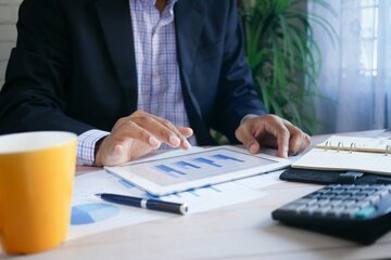 Consulente finanziario in Svizzera: indipendente o legato alla banca? La guida in 6 passi per non pagare una consulenza che lavora contro di te