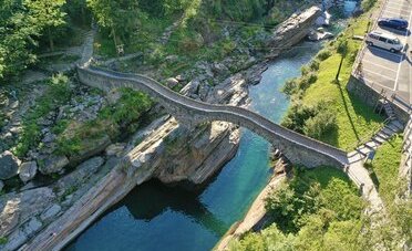 Valle Verzasca, riparte l'estate delle acque smeraldo: 5 tappe da scoprire e quanto costa davvero la gita nel 2026