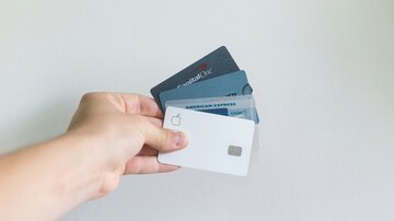 Tenere tutto in una sola banca costa fino a 964 CHF l'anno: lo studio Moneyland e come diversificando si arriva a guadagnarci 229 franchi