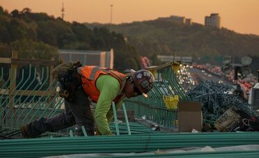 Caldo e lavoro in Ticino: i tuoi diritti sotto la canicola e la battaglia sullo stop cantieri a 33 gradi