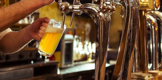 Prezzi dell'energia, a rischio anche la birra: i pub inglesi sull'orlo dell'estinzione