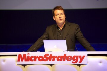 Strategy vende 3'588 Bitcoin per 216 milioni di dollari: la retromarcia di Saylor è servita a pagare i dividendi (e la perdita trimestrale è di 8.3 miliardi)