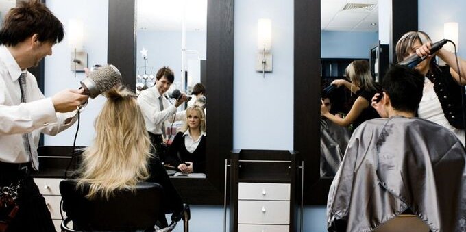 Settimana lavorativa corta: a Zurigo ci prova anche una catena di parrucchieri