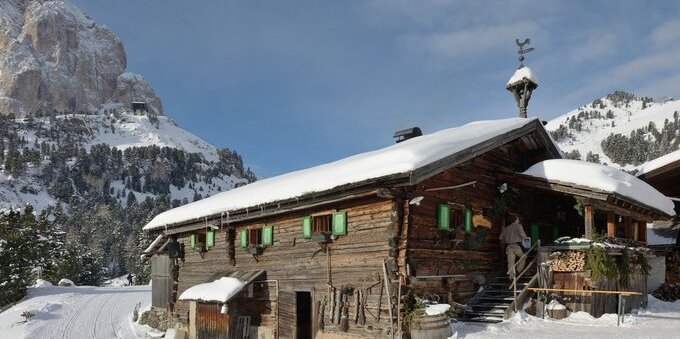 La Via Alta del Sole: il nuovo sentiero di cresta che unisce Leventina e Blenio in 5 tappe (e quanto costa dormire nei rifugi lungo il percorso)