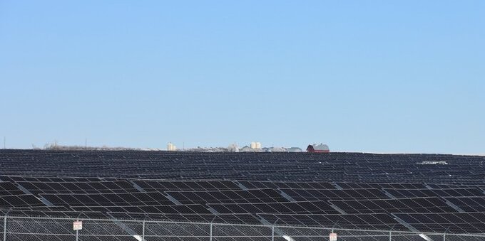 Piano energetico Ticino, sì del Gran Consiglio con 50 voti: fotovoltaico quasi obbligatorio, ecco chi deve adeguarsi