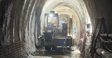 Incidente nel tunnel: operaio di 57 anni intrappolato nella macchina per il calcestruzzo