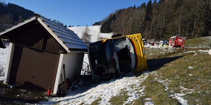 Un incidente tragico coinvolge un uomo a Herisau: il bus si muove da solo e lo travolge