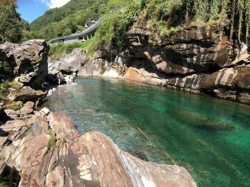 Verzasca, il fiume color smeraldo a mezz'ora da Locarno: cosa vedere in una giornata (e quanto costa davvero, dal posteggio da 12 CHF al salto da 195)