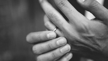 Divorzio in Svizzera: cosa succede ai soldi, la guida in 6 passi tra pensione, mantenimento e casa