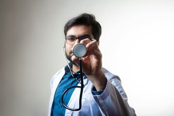 Tetto alla fatturazione dei medici dal 2027: la nuova regola federale che può frenare (o far salire) i premi di cassa malati in Ticino