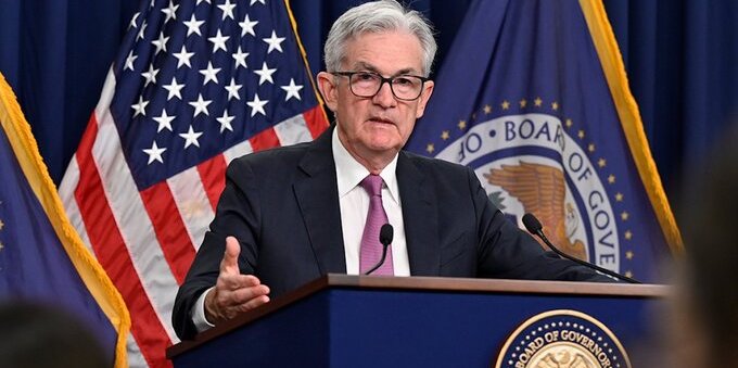 La Fed alza i tassi di mezzo punto e annuncia altri aumenti. Wall Street chiude in negativo