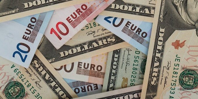 L'offensiva della Bce ridà un po' di forza all'euro che ritrova la parità con il dollaro