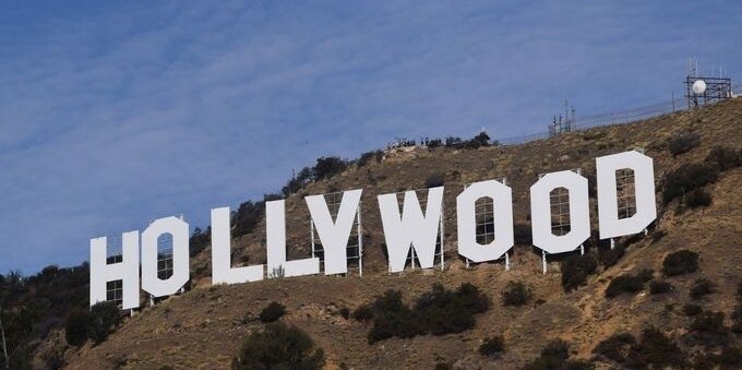 Sceneggiatori in sciopero mandano Hollywood nel caos. Netflix e l'AI sono una minaccia per il settore?