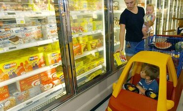 Migros, Coop, Aldi e Lidl si fanno la guerra dei prezzi: pane a 1 franco e carne più giù, ecco cosa cambia per il carrello della spesa in Ticino