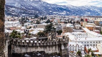 Criptovalute in Svizzera, il 18% della popolazione le detiene e una ventina di banche ora le vende: cosa cambia comprarle dall'e-banking