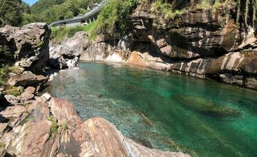 Verzasca, il fiume color smeraldo a mezz'ora da Locarno: cosa vedere in una giornata (e quanto costa davvero, dal posteggio da 12 CHF al salto da 195)