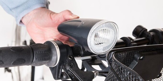 Luci per biciclette: la sicurezza costa solo 30 franchi: Test sui fari