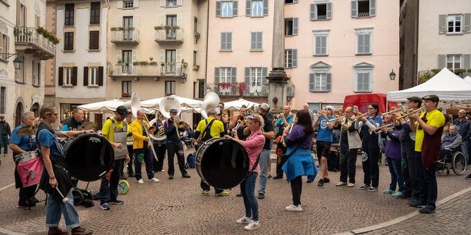 Le Guggen Band del Ticino protagoniste a Chiavenna per il Dì de la Brisaola