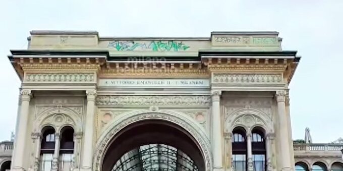 Milano, tre writers sfregiano Galleria Vittorio Emanuele e si danno alla fuga VIDEO