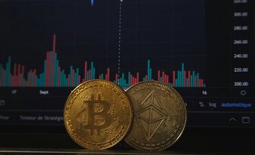 Bitcoin torna a 62'000 dollari: 281 milioni di short bruciati e gli ETF tornano a comprare